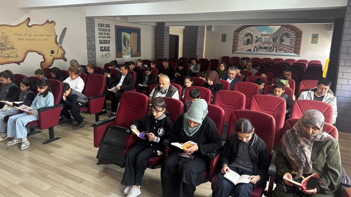Hakkari Okuyor Projesi kapsamında öğrenci ve veli ile birlikte kitap okuma saati yapıldı.