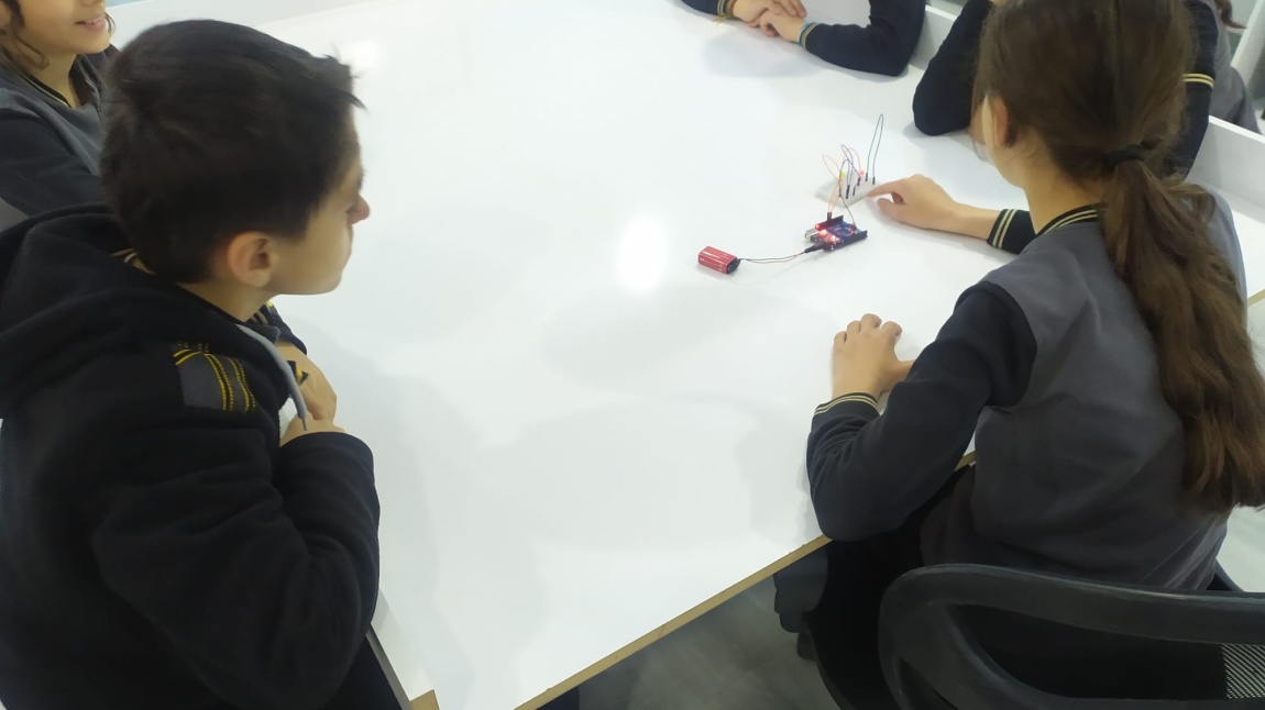 Öğrencilerimizle Arduino ile Trafik Işık yapma etkinliği yaptık.